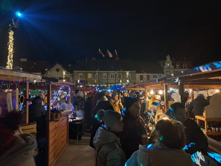 Świąteczny jarmark na rynku