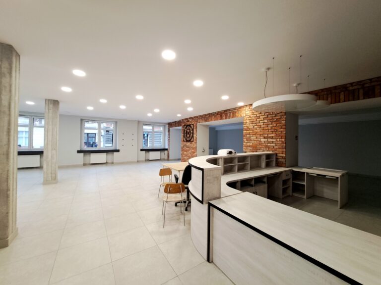 Rozpoczęło się przenoszenie książek do nowej biblioteki