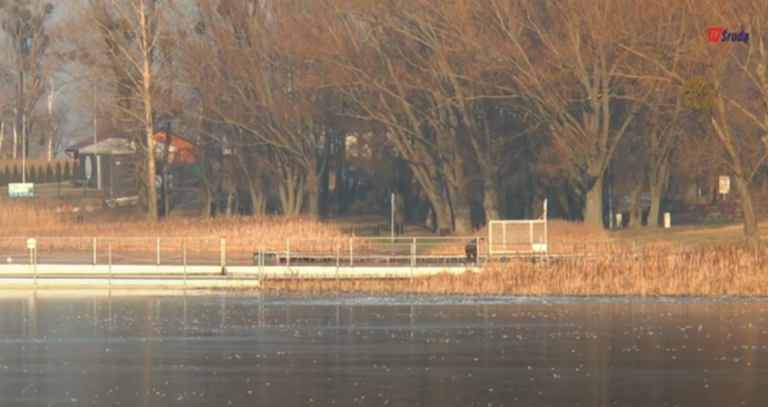 Strażacy ze Środy przestrzegają przed wchodzeniem na lód