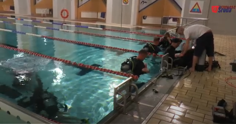 Uczyli się nurkować w średzkim basenie