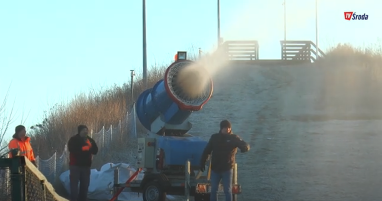 NAśnieżają średzką górkę