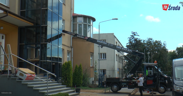 tRWA MONTAŻ WINDY W ŚREDZKIEJ „DWÓJCE”