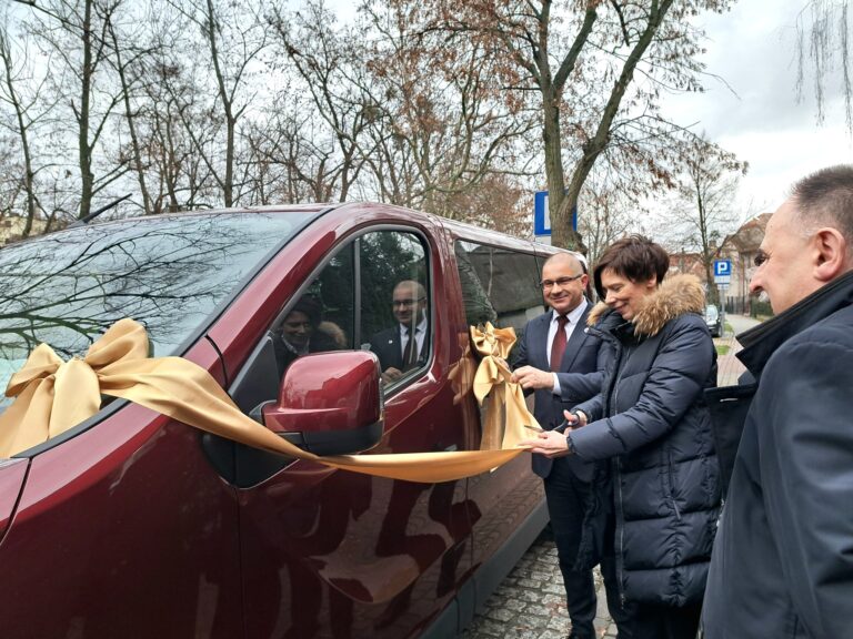 Nowe auta dla niepełnosprawnych i seniorów ze Środy