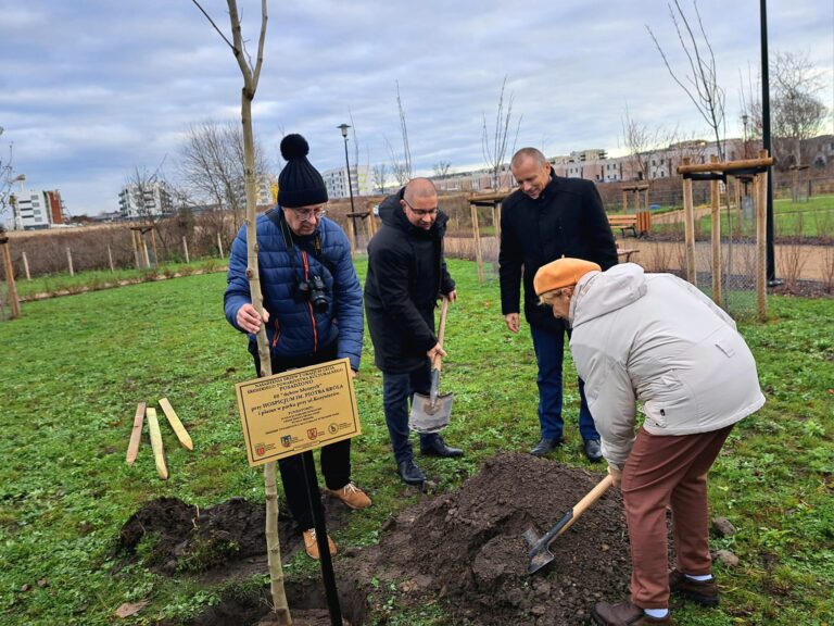 Zasadzili drzewa, by uczcić 60 lecie Średzkiego Towarzystwa Kulturalnego