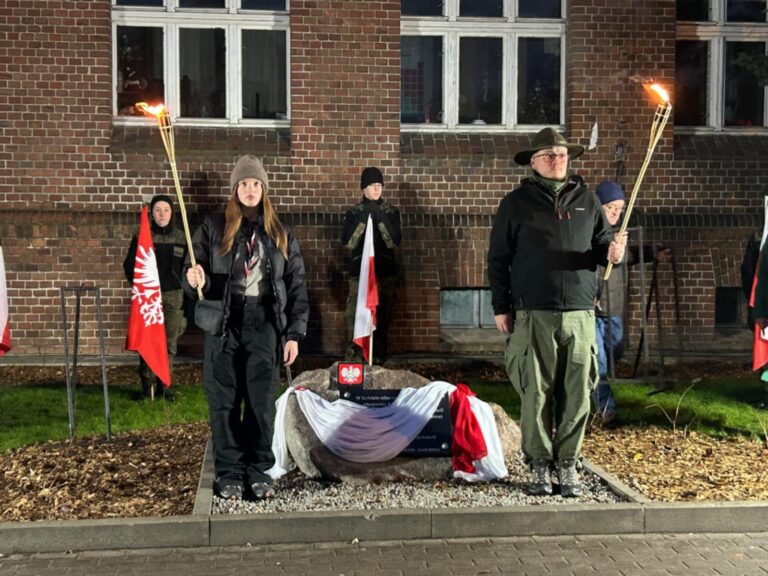 Przy Lipowej w Środzie odsłonięto tablicę upamiętniającą wojenny obóz przejściowy