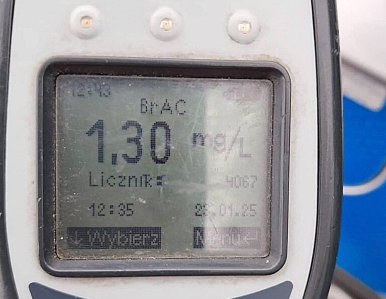 JEchał „zygzakiem” – zatrzymano pijanego kierowcę