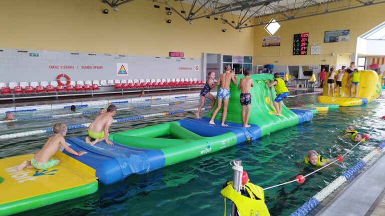 Wodny tor przeszkód na średzkim basenie