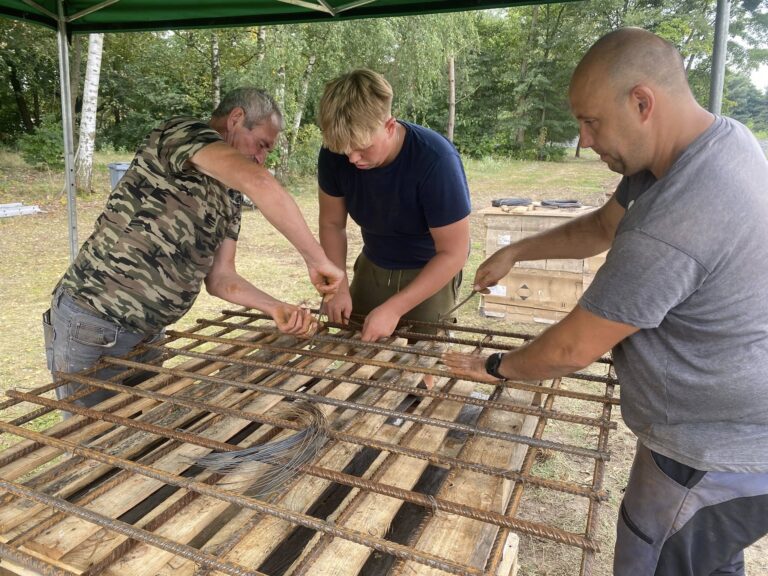 Strażacy z Krzykos wylewają fundament pod nową remizę