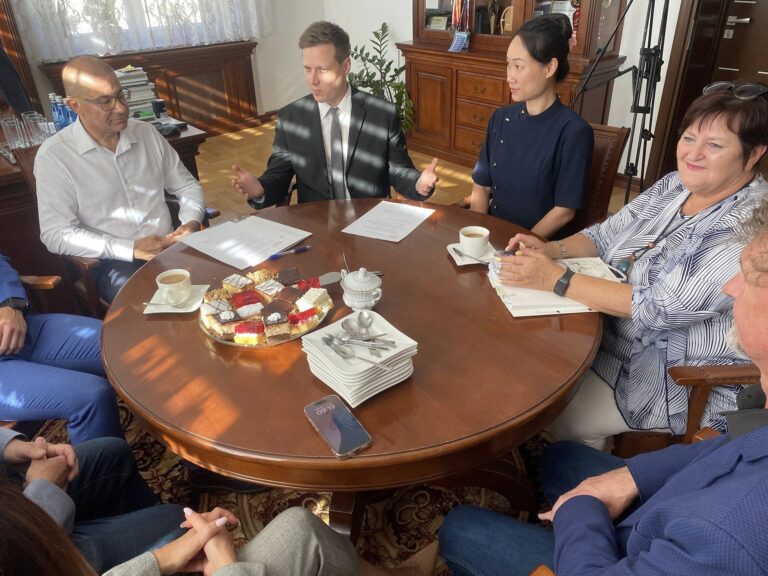 Tajwańska Fundacja przekazała pieniądze dla średzkich dzieci i seniorów