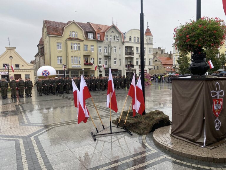 Przysięga wojskowa wielkopolskich Terytorialsów na Starym Rynku w Środzie