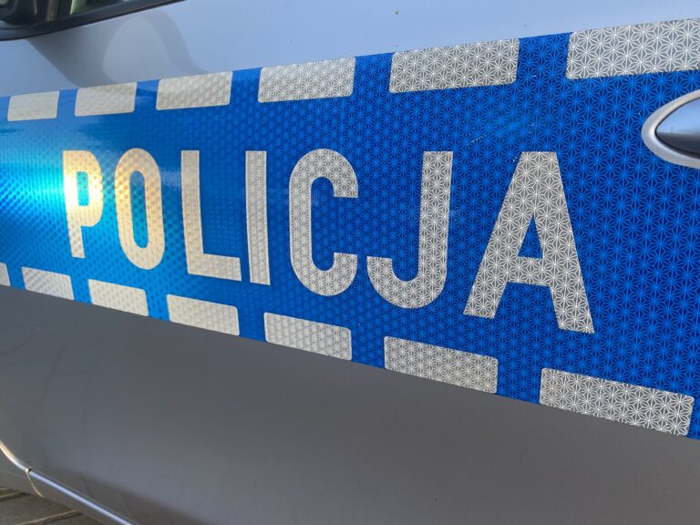 Zniszczył elewację dwóch budynków. Trafił w ręce policji