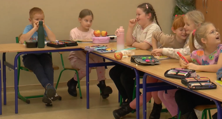 Dzieci z Zaniemyśla malują obrazy dla WOŚP