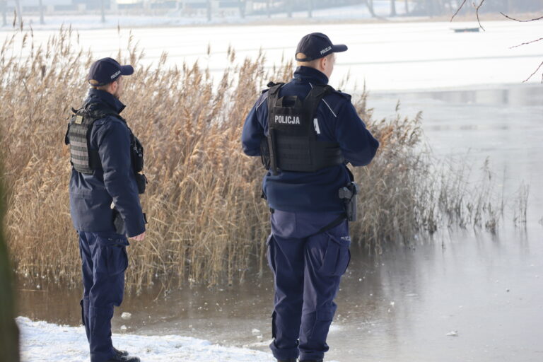 Policja przygotowała „zimowy poradnik”. Co zrobić, jeśli zerwie się pod Tobą lód?